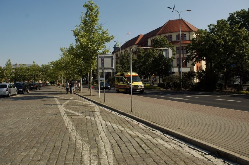 Pieszy wychodził zaa autobusu i wpadł na osobowego forda....