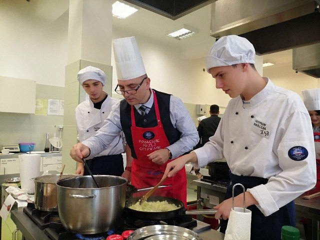 Podobnie, jak przed rokiem, "Pomaganie przez gotowanie!" odbyło się w gościnnych progach Technikum Gastronomicznego w Gdyni.