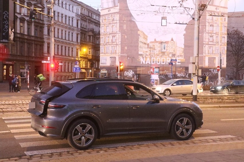 Porsche zatrzymane w centrum Wrocławia. To akcja policji kryminalnej 