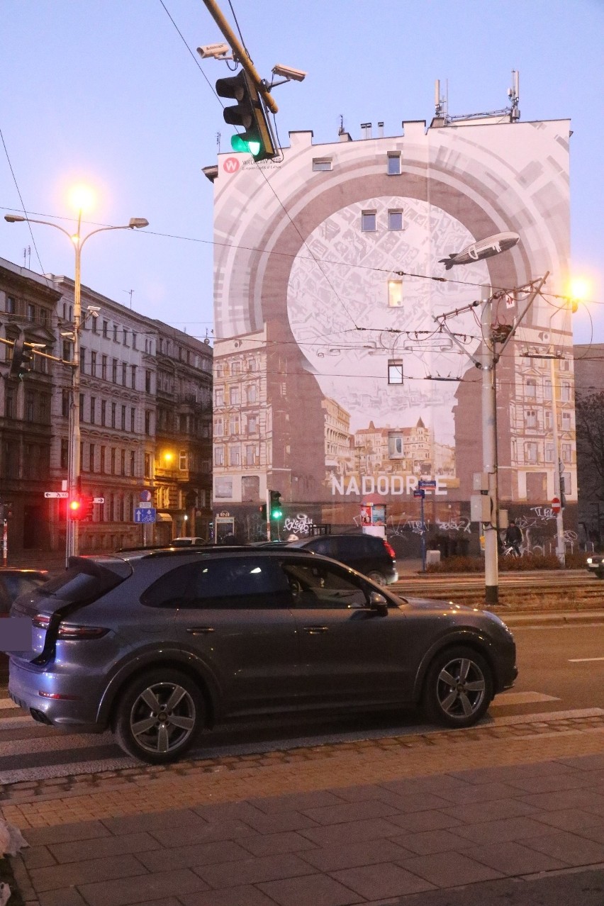 Porsche zatrzymane w centrum Wrocławia. To akcja policji kryminalnej 