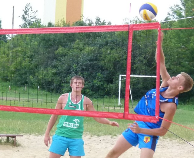 Paweł Filipowicz (w ataku) i Jakub Michalski sprawili spora niespodziankę, wygrywając w turnieju siatkówki plażowej  w Radomiu