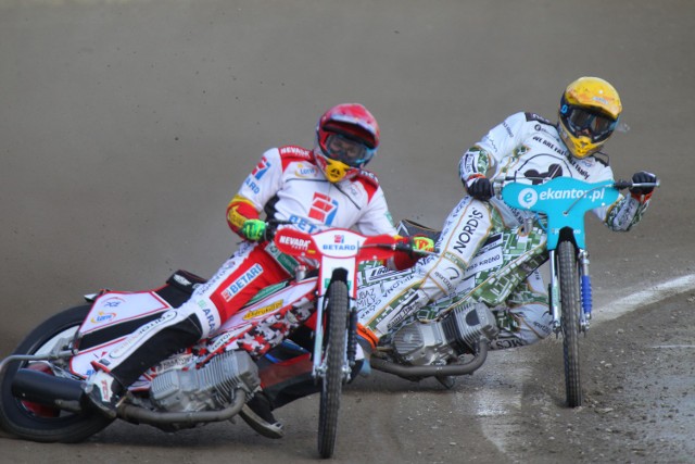 Maciej Janowski (z lewej) wygrał Grand Prix Danii w Horsens, ale w PGE Ekstralidze nie zachwyca. Jego punktów bardzo potrzebuje Betard Sparta. Szczególnie, że musi sobie radzić bez Maksyma Drabika