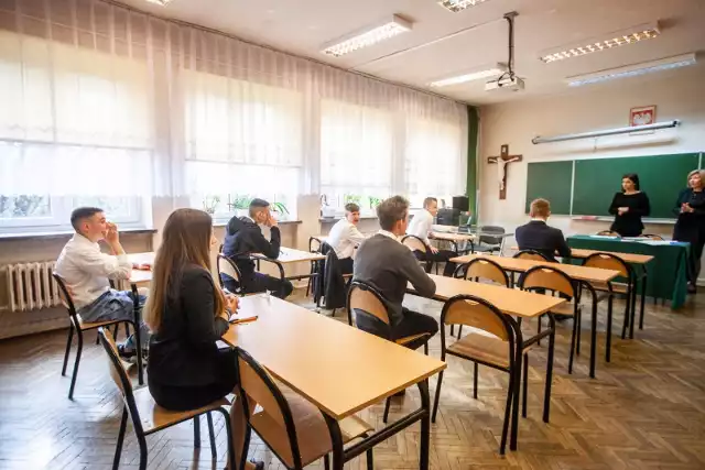 W środę rozpoczęły się egzaminy gimnazjalne 2019. Na początek uczniowie rozwiązali zadania z części humanistycznej - z języka polskiego, historii i wiedzy o społeczeństwie.