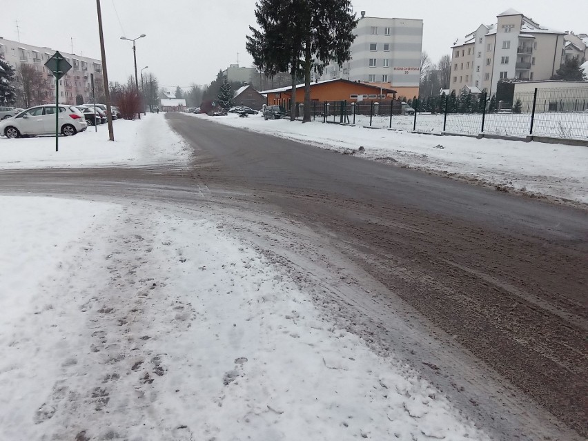 Ostrów. Na drogach śnieg i błoto. Główne drogi są przejezdne, ale na mniejszych ulicach i osiedlach jest ślisko. Zdjęcia