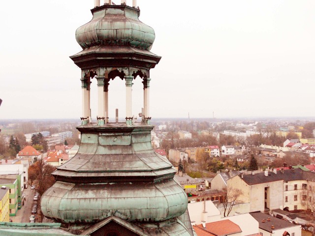 Po przełomie 1989 roku nowe władze Łowicza rozpoczęły zmieniać nazwy ulic. Czasem decyzje samorządu miały charakter dekomunizacyjny, a innym znów razem w nazwach pojawiały się współcześnie gloryfikowane postacie. Poniżej przedstawiamy 19 nazw ulic, osiedli i rynków z czasów PRL. Czy znasz je wszystkie?