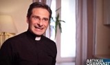 Polski ksiądz wyznał w internecie, że jest gejem. Reakcja Watykanu (wideo)