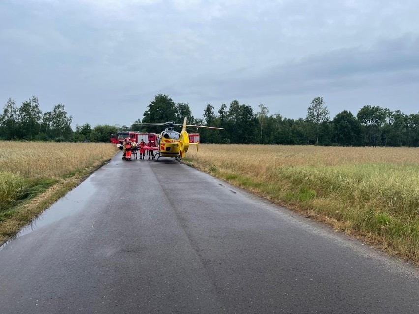 Wypadek w Besiekierzu Nawojowym (gm. Zgierz). Kierowca seata uderzył w drzewo i został zakleszczony. Interweniował śmigłowiec LPR. ZDJĘCIA