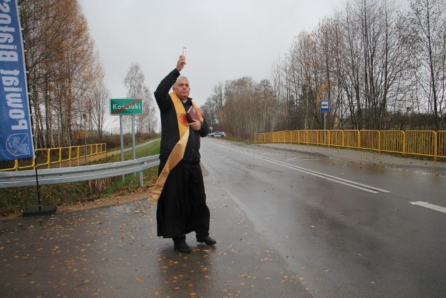 Drogę poświęcił ksiądz proboszcz Leszek Struk z parafii pw. św. Jana Chrzciciela i św. Szczepana Męczennika w Choroszczy.