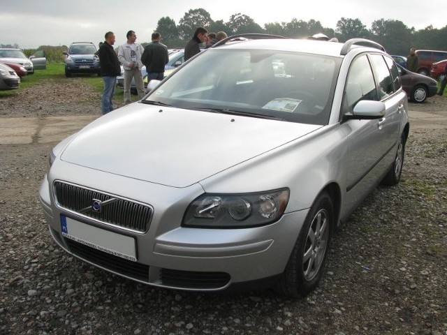 13. Volvo V50Silnik 1,6 Diesel, przebieg 186000 km. Rok produkcji 2005. Wyposazenie: wspomaganie kierownicy, elektrycznie sterowane szyby i lusterka, 8 poduszek powietrznych, ABS, radioodtwarzacz, klimatyzacja. Cena 30900 zl.