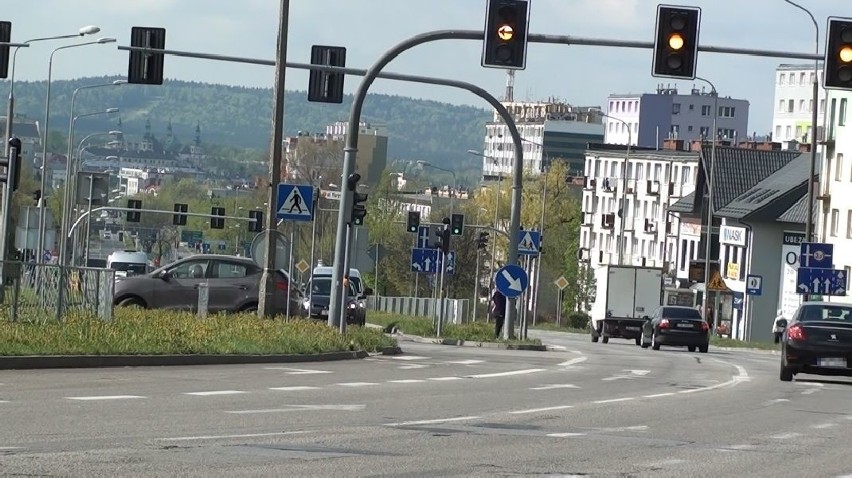 Nieprawidłowe zawracanie na skrzyżowaniu w Kielcac