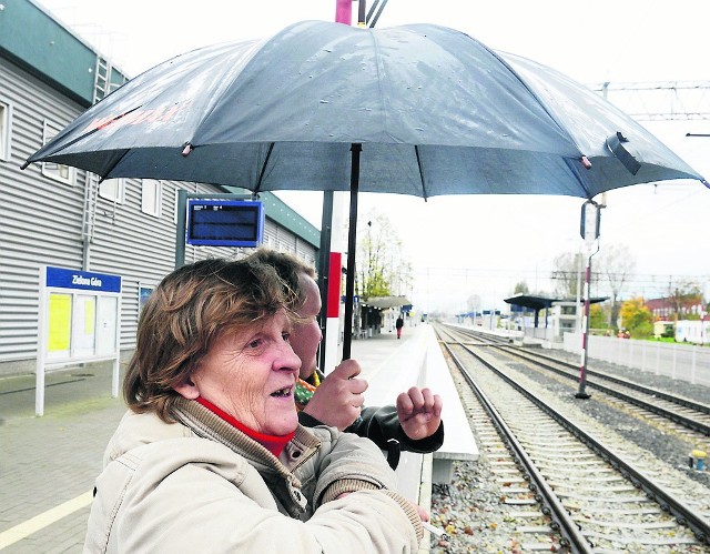 Jeszcze w tym miesiącu rozpoczną się prace przy przedłużeniu tunelu, modernizacji wiaduktu. A także zostanie podpisana umowa na... dachy.Bożena Roszkowska z Budyni - z synem Sławomirem - cieszą się że perony zostaną zadaszone. Teraz, jeśli jest zła pogoda, oczekiwanie na przyjazd pociągu nie należy do przyjemności.Jeszcze w tym miesiącu rozpoczną się prace przy przedłużeniu tunelu, modernizacji wiaduktu. A także zostanie podpisana umowa na... dachy.Rusza przebudowa tunelu, a dokładniej mówiąc jego przedłużenie do ul. Towarowej. Koszt inwestycji to 8 mln zł. - To dobra decyzja, by przedłużyć ten tunel. Ułatwi wszystkim życie - uważa Tadeusz Rolny, ale zaraz dodaje: - Martwi mnie tylko to, że już teraz stoi tam woda. Podczas letnich ulew tunel zamieniał się w basen. Jak tłumaczy Bohdan Ząbek z PKP Polskich Linii Kolejowych S.A., w przyszłości takie sytuacje nie powinny się zdarzać. -  Zakres prac obejmuje m.in. przebudowę odwodnienia tunelu. Również miasto przebuduje kanalizację deszczową na ul. Dworcowej - podkreśla B. Ząbek. Podróżni muszą uzbroić się w cierpliwość. Na jak długo? Kiedy wreszcie pod wiaduktem na ul. Batorego zrobi się bezpieczniej? A co z tunelem pod torami? Czytaj więcej 16 października w papierowym wydaniu „Gazety Lubuskiej” oraz w naszym serwisie    plus.gazetalubuska.pl Przeczytaj też:   Uwaga, nowe oszustwo! Wystarczy jeden sms i płacisz kilkadziesiąt złotychZobacz również: Magazyn Informacyjny Gazety Lubuskiej: