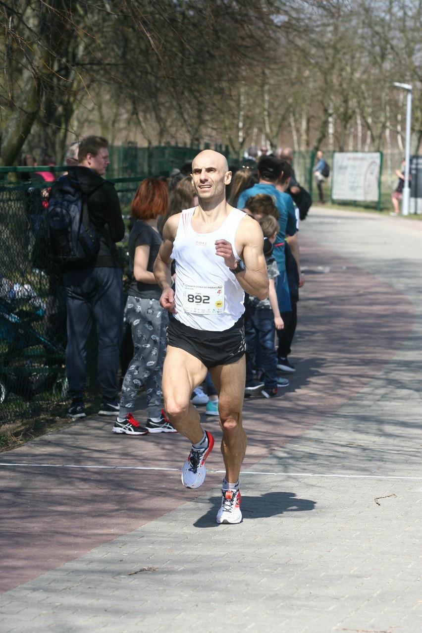 Biegli w niedzielę nad Zalewem Zemborzyckiem. To ostatni bieg z cyklu "Cztery Dychy do Maratonu" [DUŻO ZDJĘĆ]