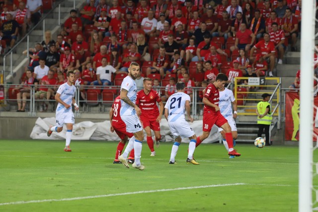 Przy piłce Mateusz Możdżeń, który dobrze zna Lecha Poznań, najbliższego rywala Widzewa