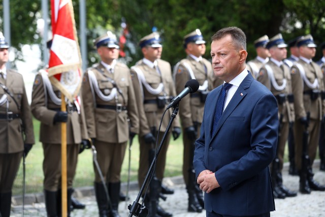 Wicepremier, minister obrony narodowej Mariusz Błaszczak podczas uroczystości wręczenia medali i wyróżnień resortowych przed gmachem MON w Warszawie.