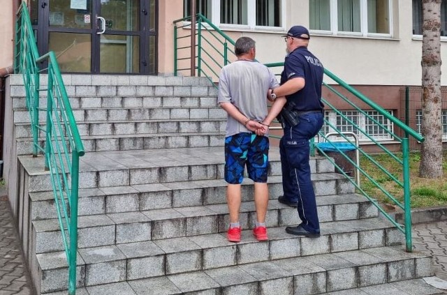 Policjantów z Gdańska o nieprzyjemnym zdarzeniu na terenie Suchanina powiadomiono w niedzielę po południu. Jak wynikało ze zgłoszenia, na schodach przy jednej z ulic Suchanina doszło do rozboju