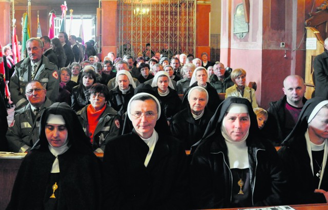 Wierni z całej gminy zebrali się, aby zobaczyć jak św. Jan Kanty staje się oficjalnie ich duchowym przywódcą i patronem