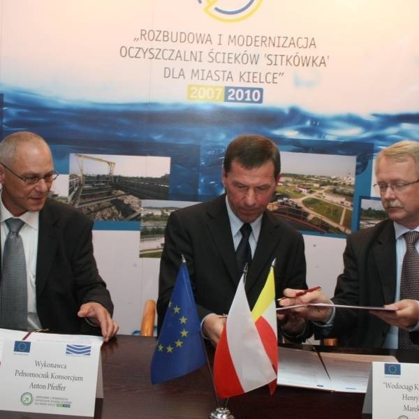 Umowę podpisali od lewej: Anton Pfeiffer, pełnomocnik wykonawcy, Henryk Milcarz, prezes Wodociągów Kieleckich oraz Marek Banasik, dyrektor ds. technicznych.