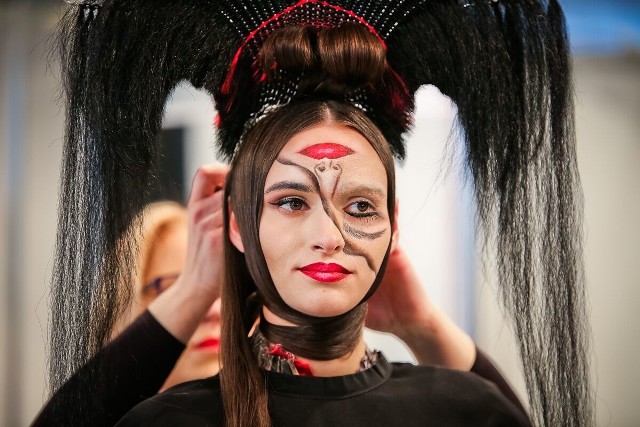 Zjawiskowe show najlepszych fryzjerów, porady kosmetyczek, konkursy w stylizacji paznokci – to tylko część atrakcji poznańskich targów LOOK i beautyVISION, które odbyły się na Międzynarodowych Targach Poznańskich w weekend 24-25 marca. Targi  były m.in. niecodzienną okazją do zobaczenia na własne oczy międzynarodowych gwiazd fryzjerstwa i kosmetyki. Wydarzenie skierowane było zarówno do osób zawodowo związanych z branżą fryzjersko-kosmetyczną, jak i fanów najnowszych kosmetyków oraz akcesoriów.  Przez dwa dni odbyły się konkursy dla fryzjerów, barberów, wizażystek i stylistek paznokci z całej Polski. Setki uczestników wykazywały się kreatywnością, dynamiką i dopasowaniem stylizacji do urody modelów.POLECAMY PAŃSTWA UWADZE: