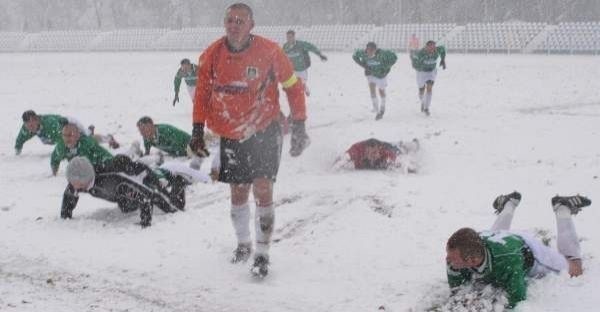 Po spotkaniu piłkarze gospodarzy ze szczęścia rzucili się na śnieżną murawę.