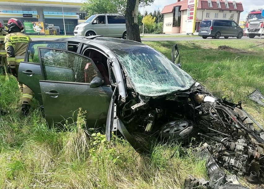 Wypadek na DK nr 94 w Przeworsku. 46-letni kierujący audi uderzył w pień drzewa. Z auta wypadł silnik [ZDJĘCIA]