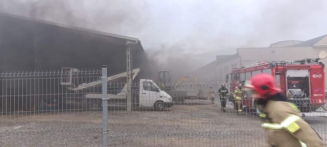 Pożar hali w Skarżysku.. Na kolejnych slajdach zobacz jak wyglądała akacja strażaków