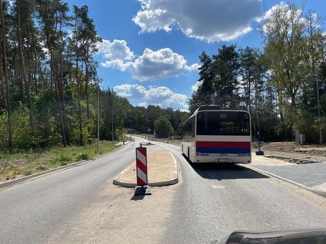 Przebudowa ulicy Smukalskiej obejmuje 3-kilometrowy odcinek od ul. Błądzimskiej na Piaskach aż do ul. Rajskiej w Smukale.