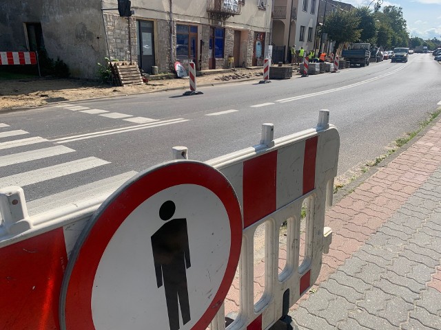 Trwają intensywne prace przy budowie ciągu rowerowego na ulicy Krakowskiej w Białobrzegach.