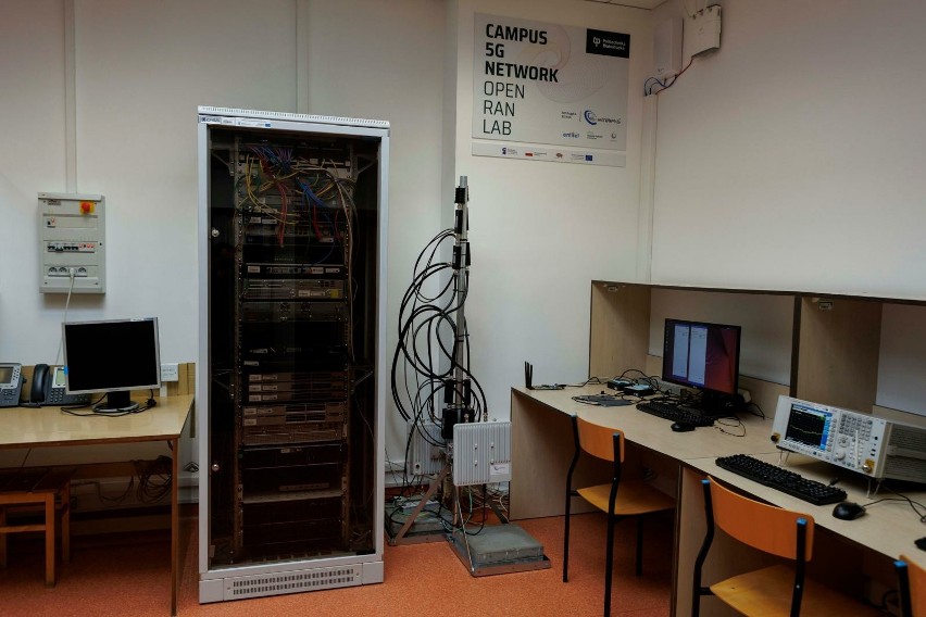 Politechnika Białostocka otworzyła pierwsze w kraju laboratorium Campus 5G Network- Open RAN.  Studenci będą poznawać sieć 5G