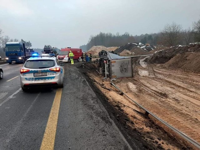 W poniedziałek, 30 listopada, przed godziną 6 doszło do wypadku na przebudowywanym odcinku DK 1 na terenie powiatu radomszczańskiego.CZYTAJ DALEJ NA NASTĘPNYM SLAJDZIE