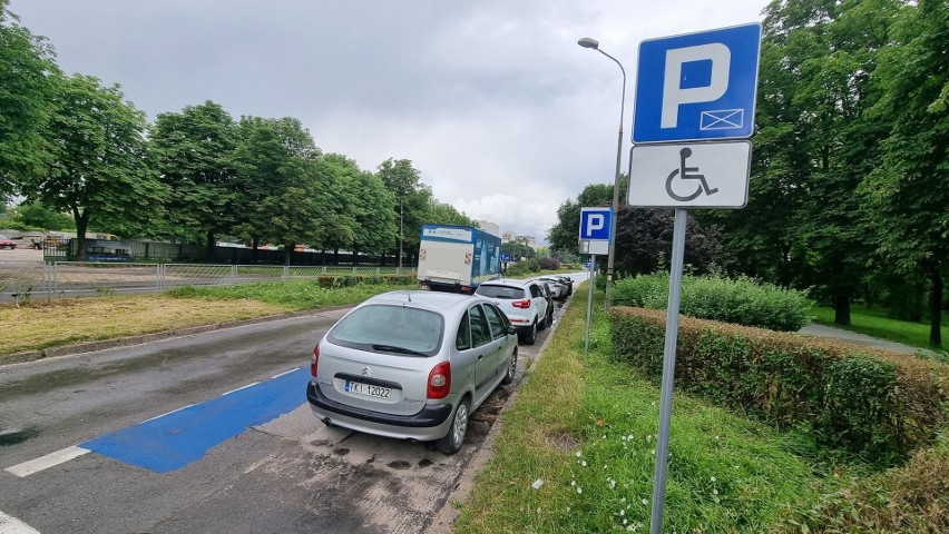 Miejsce dla niepełnosprawnych w Kielcach namalowane... do połowy. Przeszkadzają zaparkowane auta. Zobaczcie zdjęcia