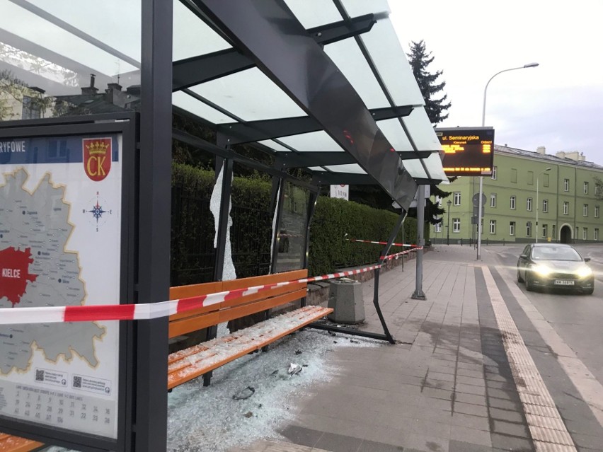 Samochód wjechał w przystanek autobusowy w centrum Kielc [WIDEO, ZDJĘCIA]