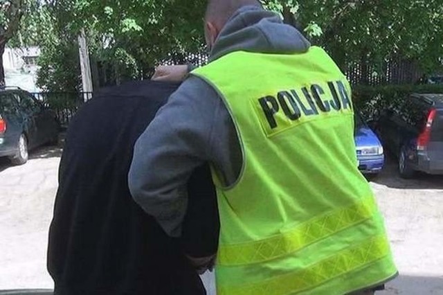 Jarosław J. zaatakował policjantów, gdy ich zobaczył. Za napaść odpowie przed sądem.