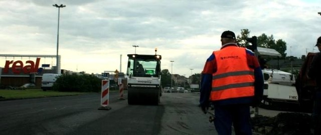 W sobotę po godzinie 19:00 prace na ulicy Kruszwickiej szły pełną parą.