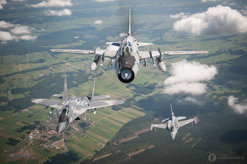 Myśliwce F-16, MiG-29 oraz samolot szturmowy Su-22 w...