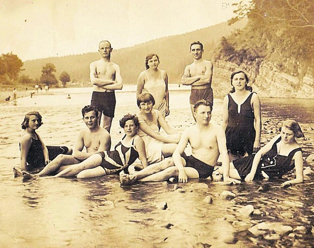 Maria, mama Alicji Miller, córka Michaliny Szyłkiewicz podczas wakacji w Karpatach Wschodnich (stoi w środku). Zdjęcie zrobiono w 1930 r