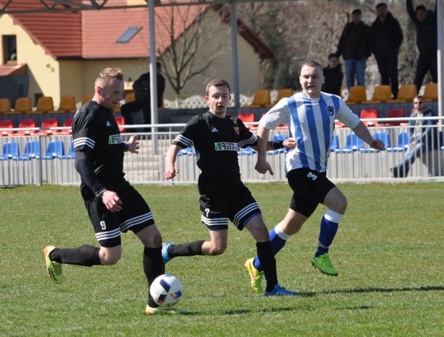 Damian Zawadzki (pierwszy z lewej) zdobył dwa gole, natomiast Arkadiusz Siwak (w środku) jednego dla Oronki Orońsko w derbach z Gryfią Mirów.