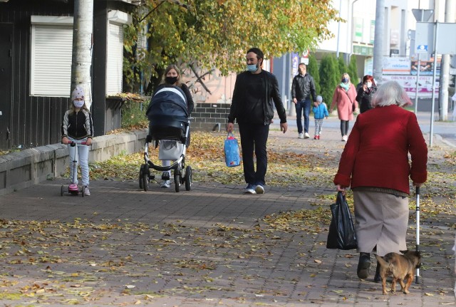 Od soboty, 24 października, cały kraj objęty został czerwoną strefą. Weszły nowe obostrzenia. Pozamykane zostały kawiarnie, baseny i restauracje. Mieszkańcy Grójca rzadziej opuszczają swoje mieszkania. Na ulicach panuje niewielki ruch. Sprawdziliśmy jak wygląda centrum miasta w niedzielne popołudnie.Ulica Laskowa>