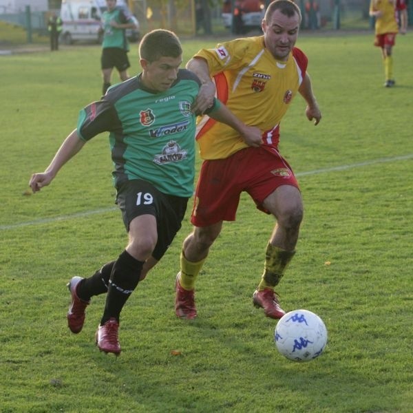 Piotr Gilar (z lewej) wszedł na boisko ze Zniczem Pruszków w 63 minucie.