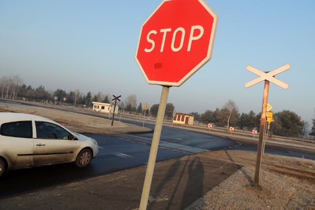 Przejazd przez tory na ulicy Mazowieckiej. Tu przydałaby się sygnalizacja świetlna.