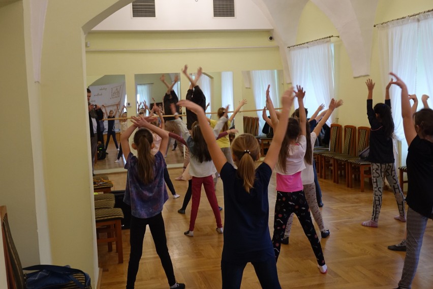 Warsztaty taneczne w pińczowskim centrum kultury. Dzieci uczy tańczyć mistrz świata formacji jazz - Przemysław Stokowiec [ZDJĘCIA]