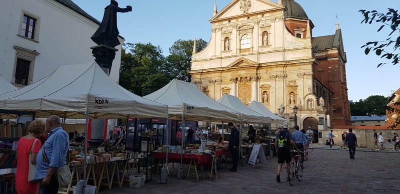 Na placu Św. Marii Magdaleny trwa Krakowski Kiermasz Książki, edycja wakacyjna