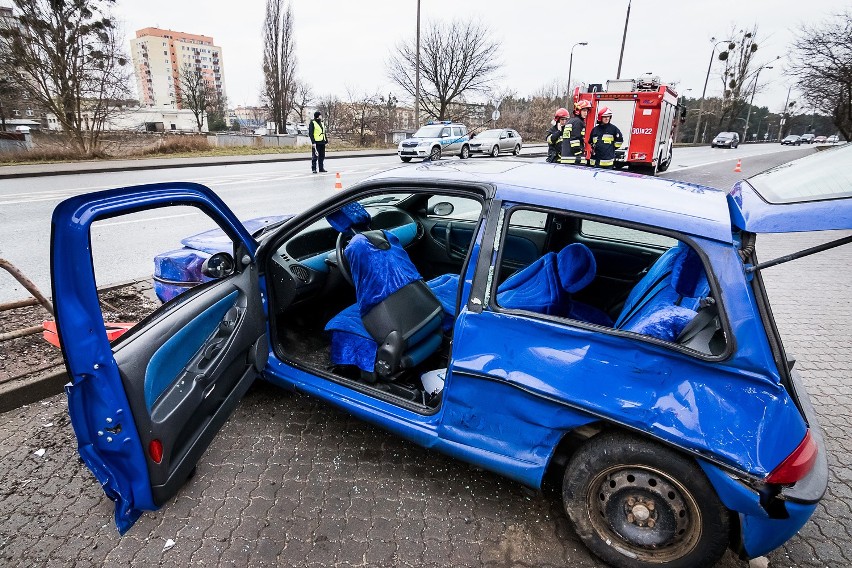 Wypadek przy stacji benzynowej w Bydgoszczy. Kobieta zakleszczyła się w aucie