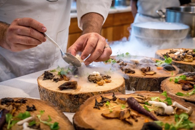 Postanowiliśmy więc wymienić Wam najlepsze restauracje w województwie lubuskim  według portalu TripAdvisor. Przejdźcie do galerii i zobaczcie, gdzie warto się wybrać, by dobrze zjeść!