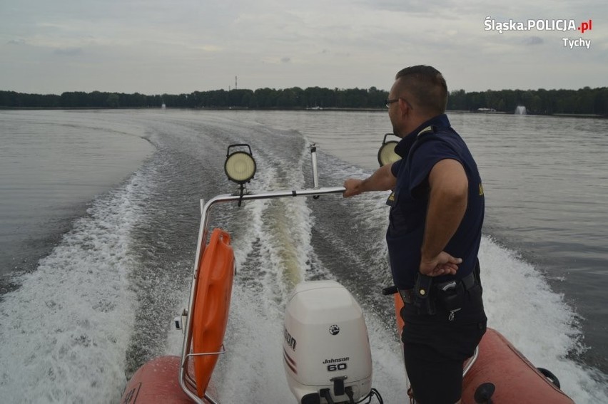 Policjanci czuwają nad bezpieczeństwem wypoczywających na...