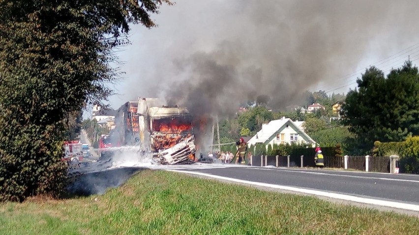 Pożar tira na drodze w Brzostku