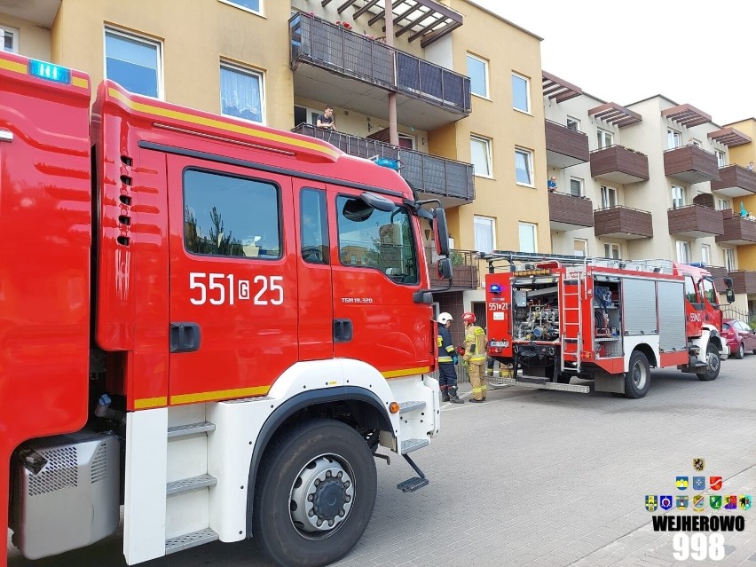 Wejherowo. Pożar mieszkania przy ulicy Sobieskiego, 19.06. 2022 r. Jedna osoba trafiła do szpitala | ZDJĘCIA