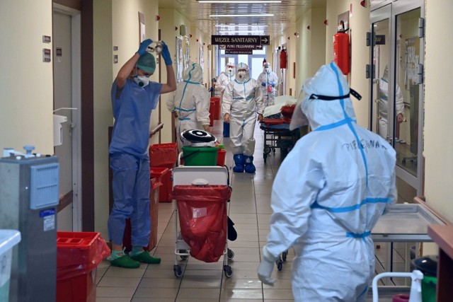 W listopadzie 2021 r. Szpitale były pełne pacjentów zakażonych covid 19