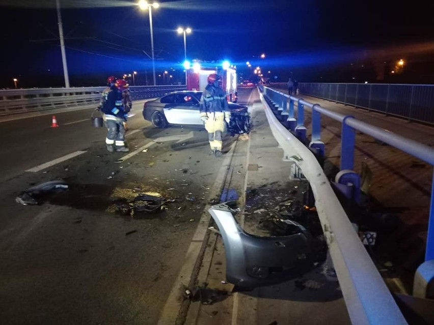 Groźne zdarzenie na ul. Wojska Polskiego w Bydgoszczy. Kierowca bmw uderzył w bariery 