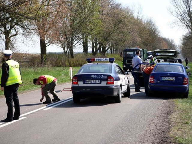 Do tragicznego wypadku doszlo dwa kilometry za Kwakowem pod Slupskiem. 61-letni mieszkaniec Slawna uderzyl samochodem w drzewo i zginąl na miejscu.