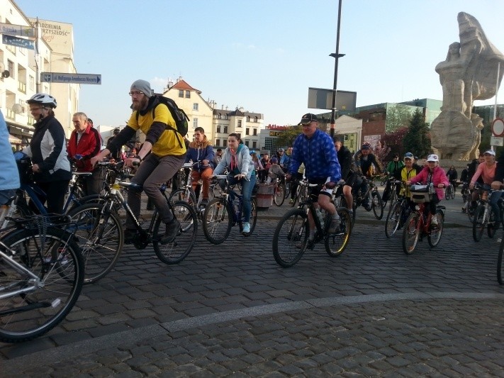 Kolejna Masa Krytyczna ściągnęła ponad 200 rowerzystów....